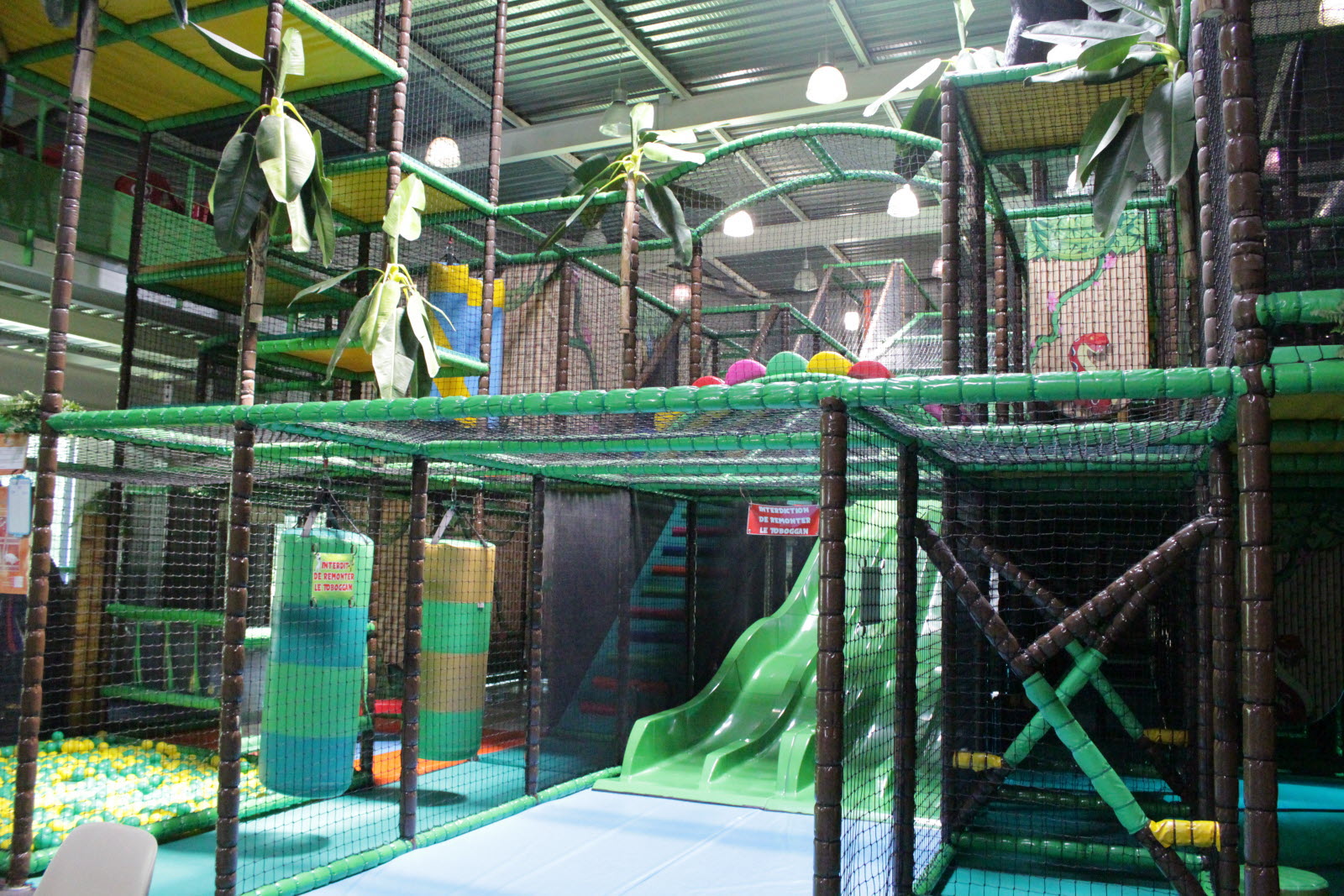 Toboggan vert au sein du parc de jeux